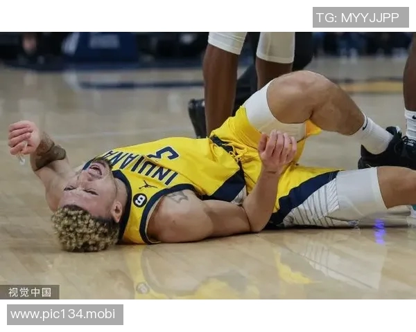 希望没事！弗菲扣篮后重摔在地膝盖扭伤 被两位队友搀扶离场